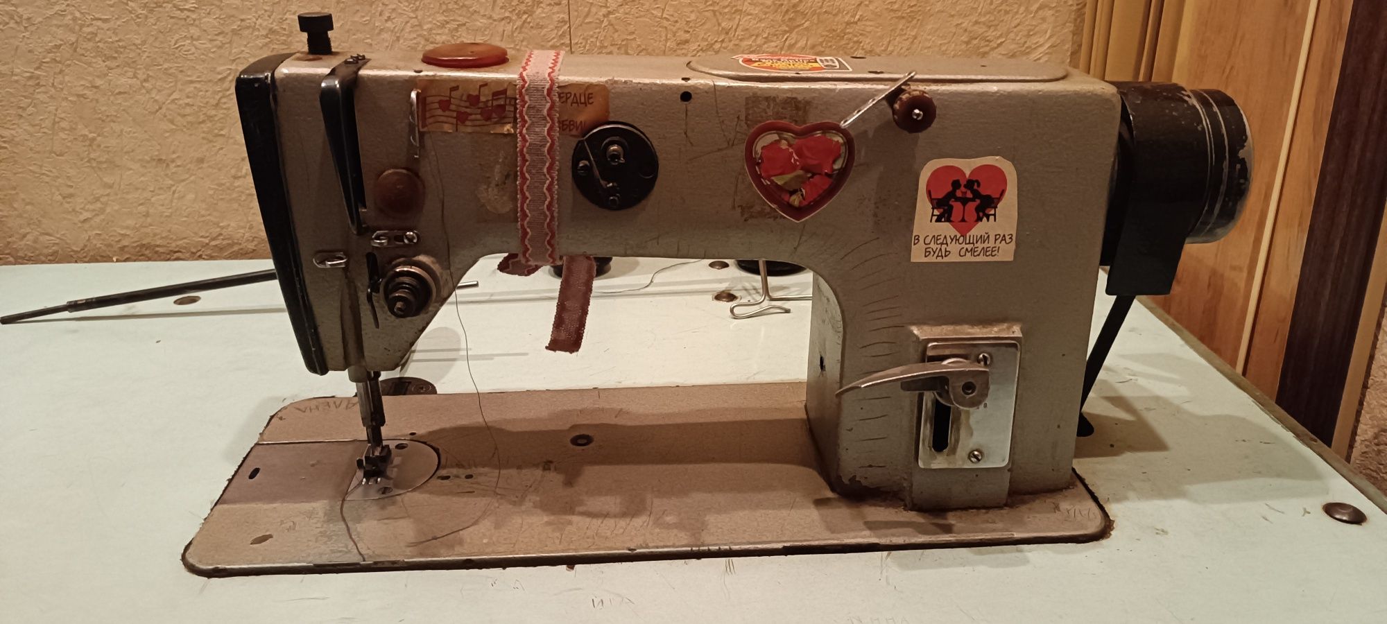 Професійна швейна машинка