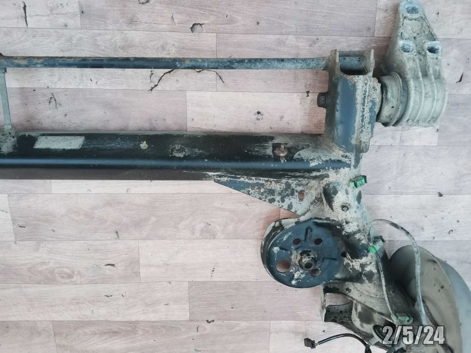 VW Passat B5 FL lift Kombi Belka tylnego zawieszenia tylna tył