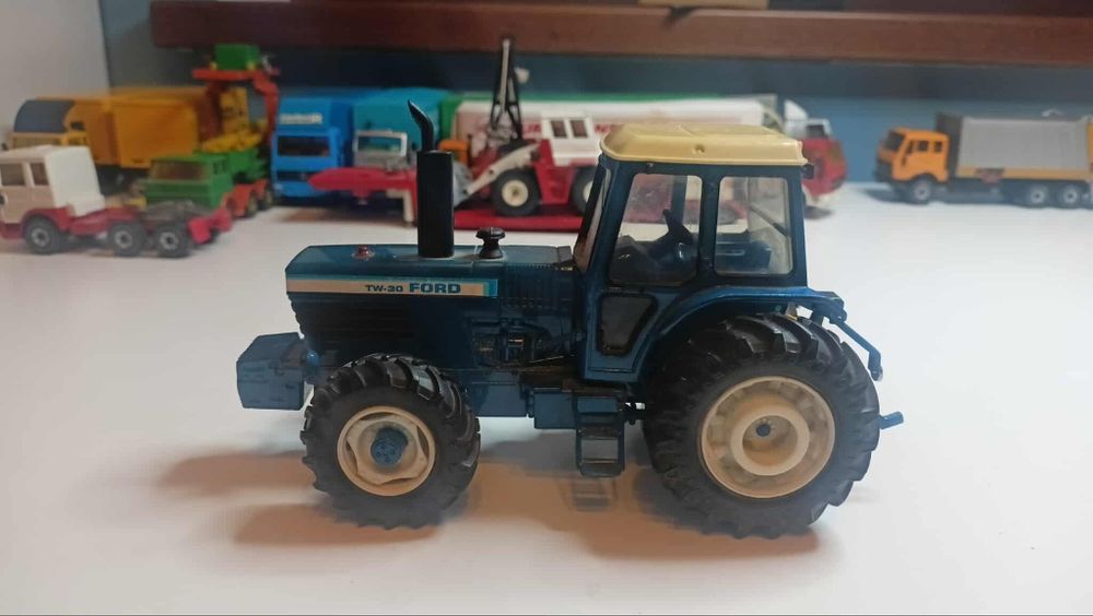 Traktor z rozsiewaczem nawozu.siku,britans,wiele innych