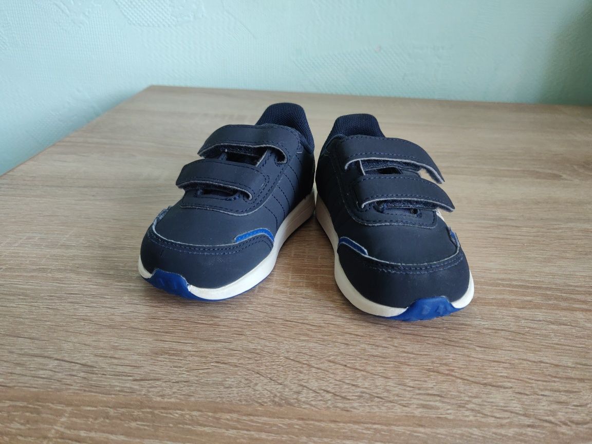 Adidas оригинальные детские кроссовки.