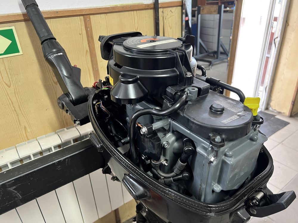 Silnik zaburtowy Suzuki DF 9.9 czesci pokrywa czapa