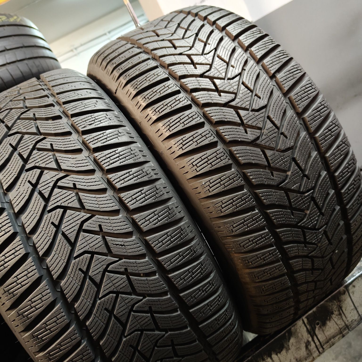 255/45/18 XL Sprzedam parę opon zimowych Dunlop