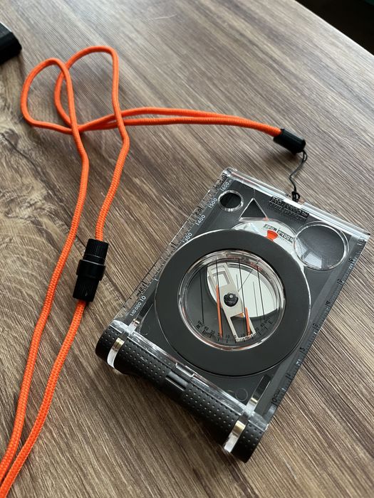 Kompas z lusterkiem celowniczym Explorer 900