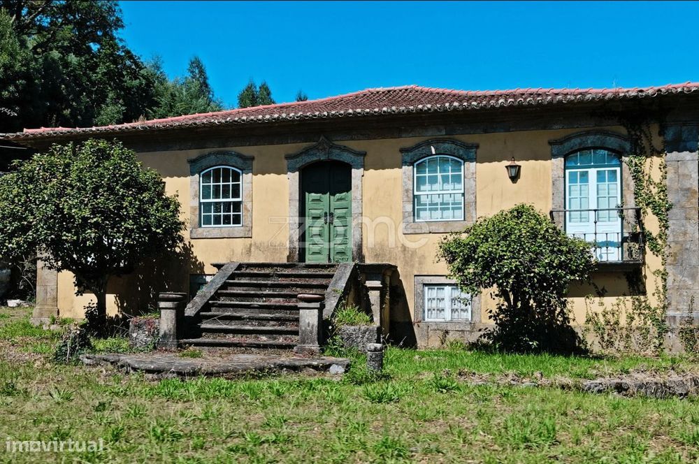 Quinta centenária com solar + duas moradias e capela