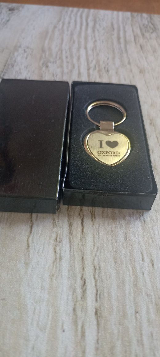 Brelok metalowy w kształcie serca z grawerem I love Oxford w pudełku