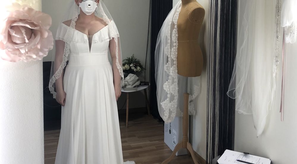 Suknia ślubna z muślinu rozmiar 42 wzorst 170 cm plus. Welon