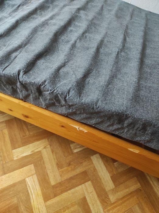 Łóżko z materacem