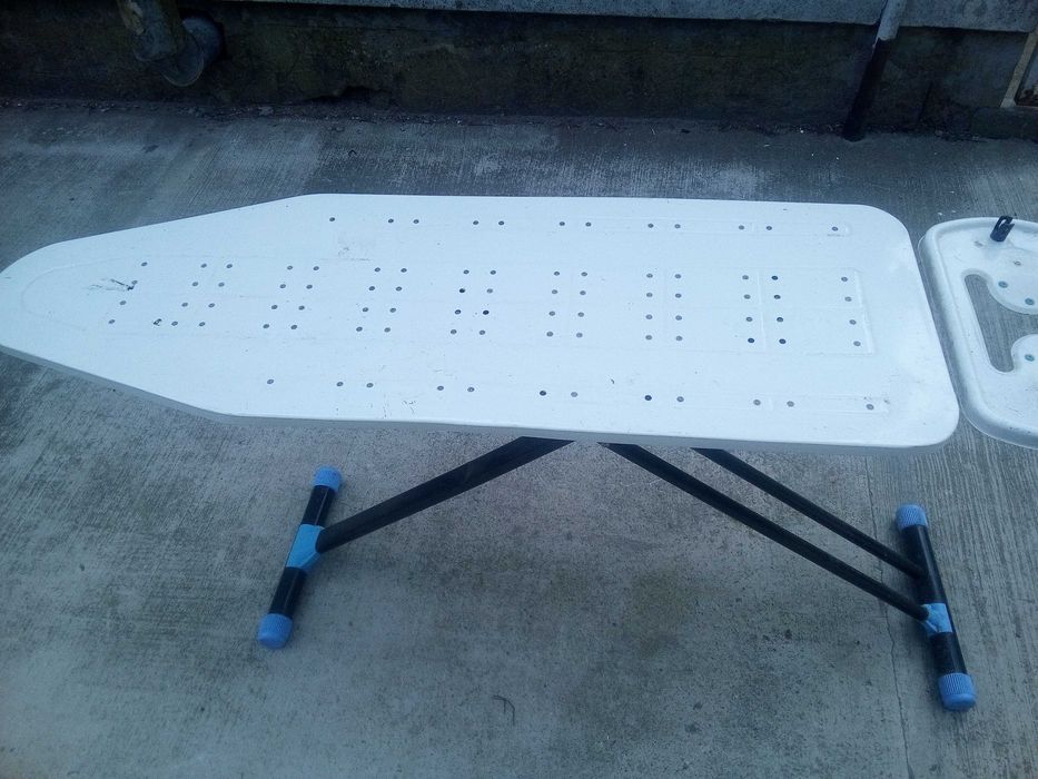 Продам стол гладильный  парту разборную для деток