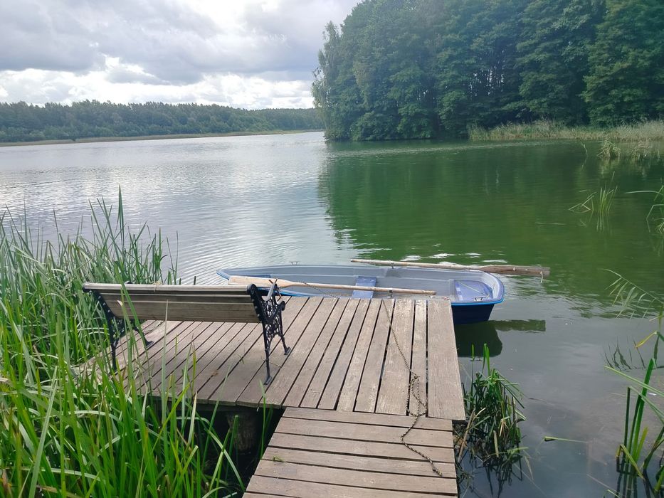 Wolny 18-21..09 Domek nad jeziorem Wielkie Leźno z pomostem i łódka, w