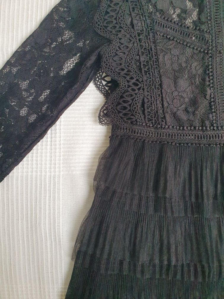 Czarna sukienka koronkowa