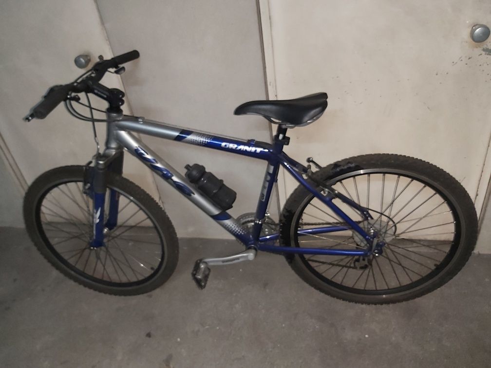 Bicicleta azul e cinza