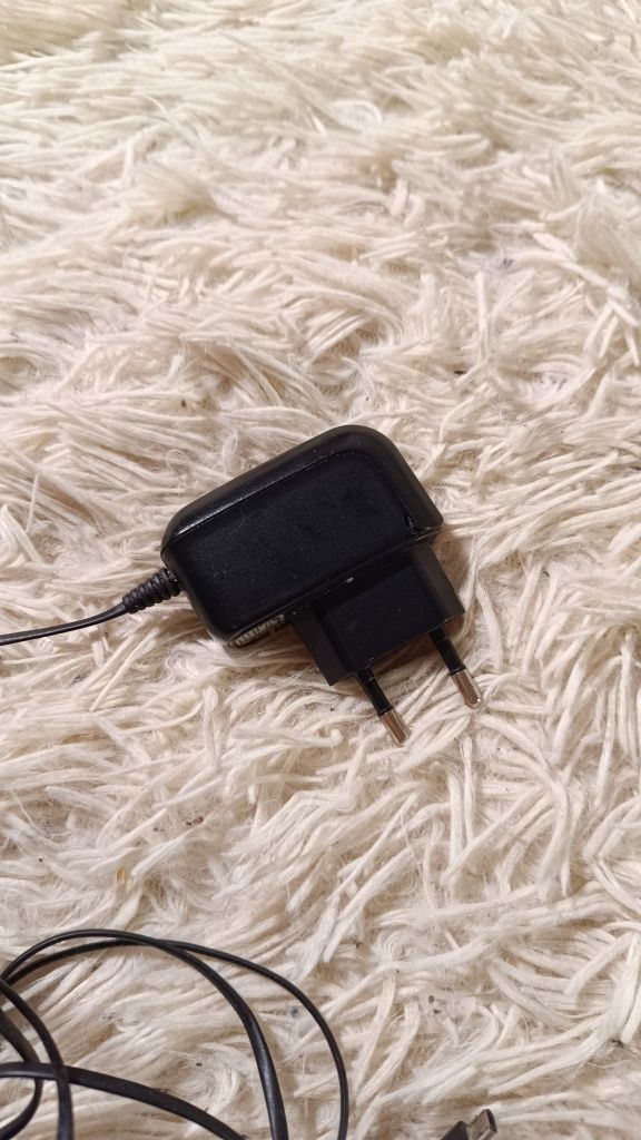 Зарядное устройство с micro-USB разъемом