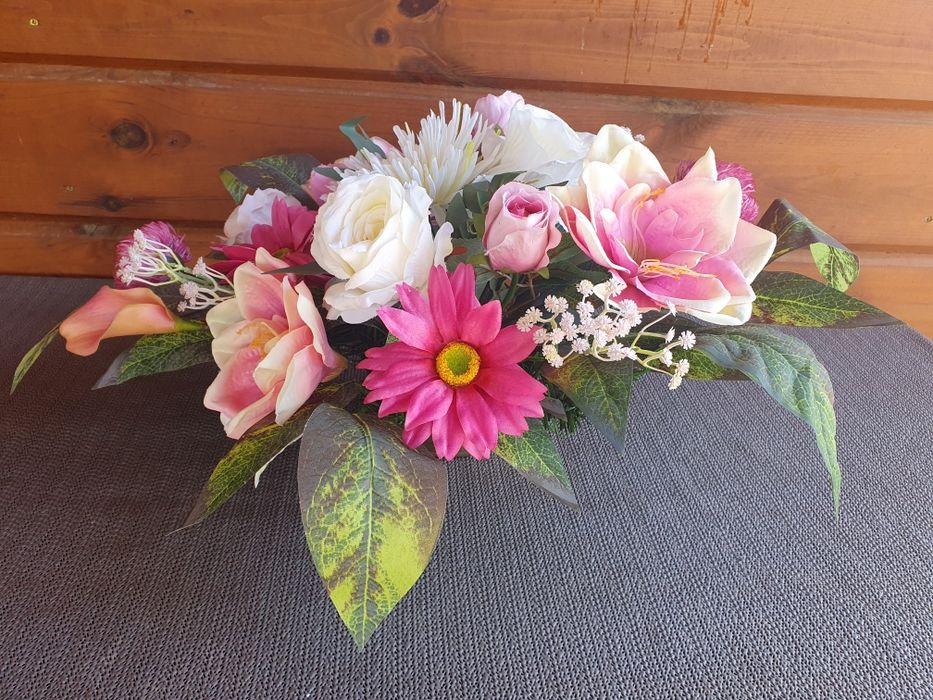 Zestaw różowych kompozycji na grób