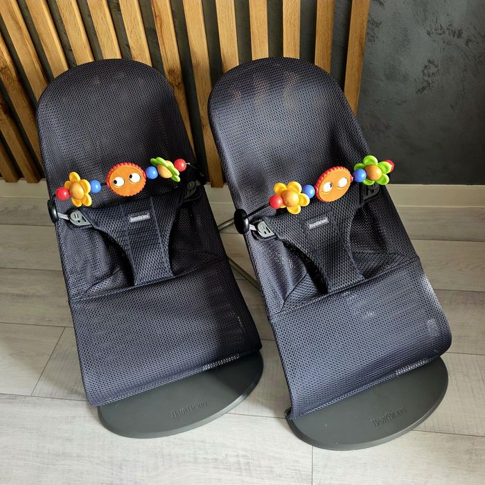 Dwa leżaczki BabyBjorn + zabawki