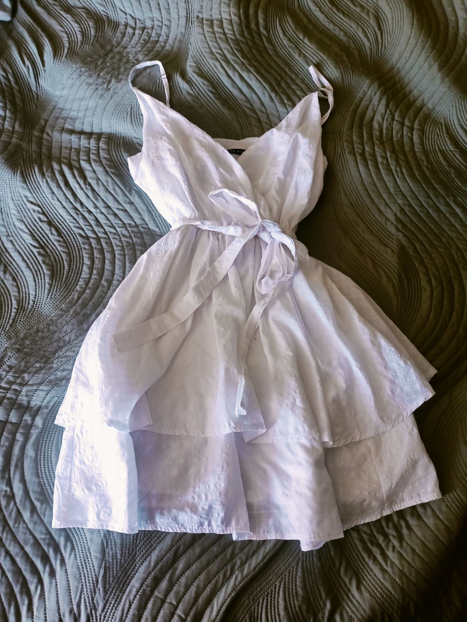 Biała sukienka mini Mohito 36