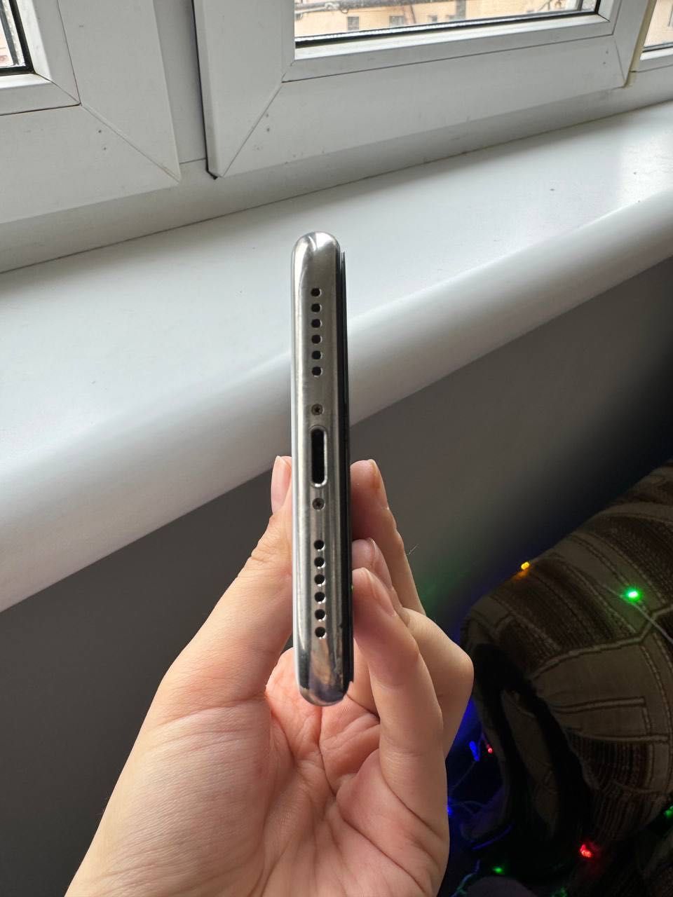 iPhone X 64gb 
White 
коробка, в подарок 2 чехла