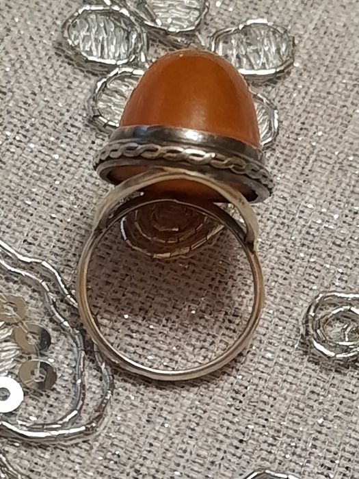 Srebrny pierscionek z bursztynem