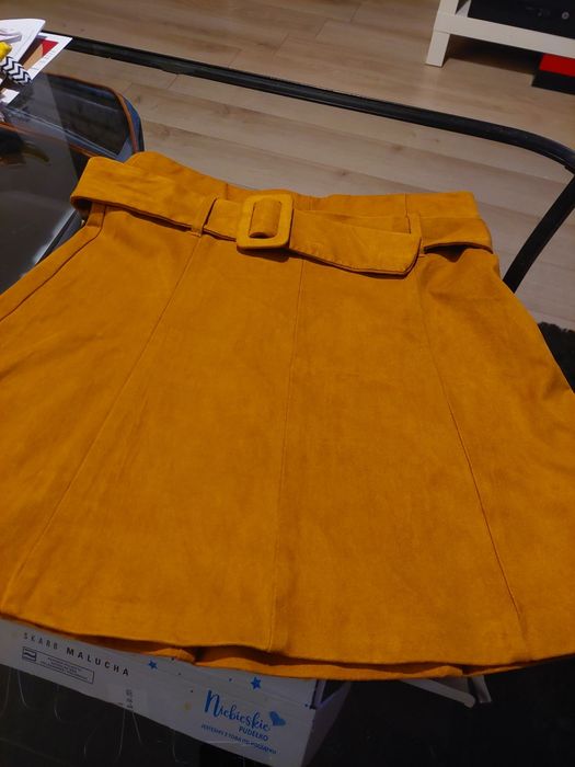 Ciepła z jesienna mini w modnym kolorze