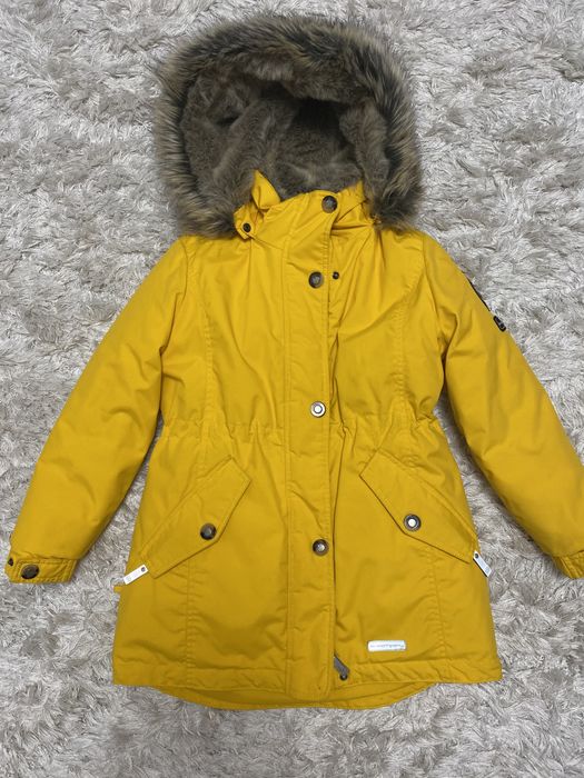 Дитяча парка на дівчинку