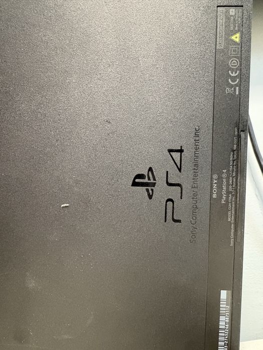 PlayStation4 PS4 + 2 Pady