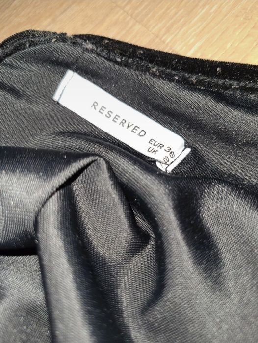 Sukienka welurowa Reserved