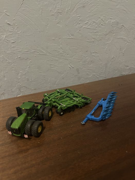 Traktor z maszynami SIKU