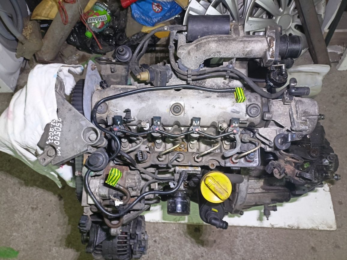 Silnik F9Q Opel Vivaro trafic części uszkodzony