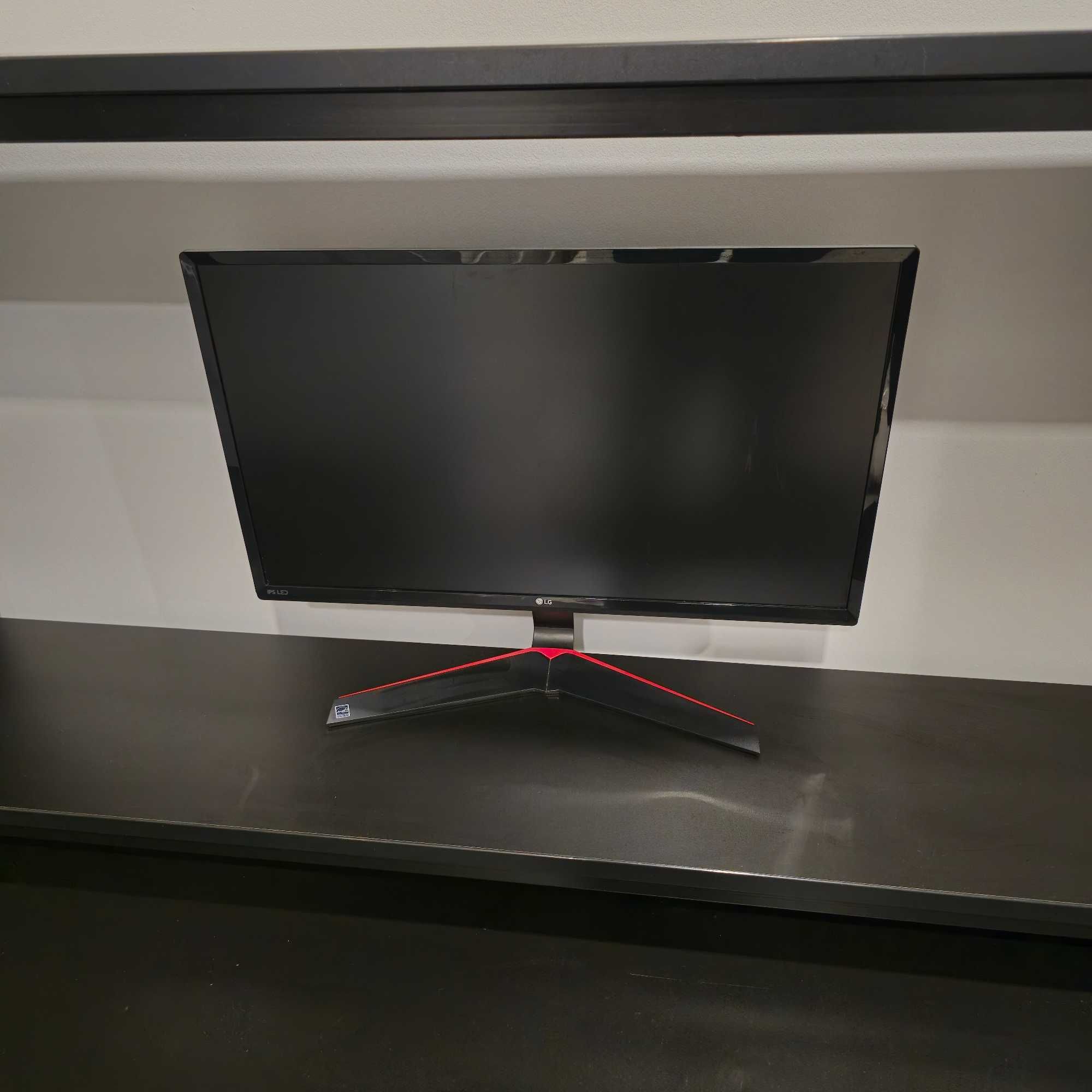 Komputer gamingowy + biurko + monitor