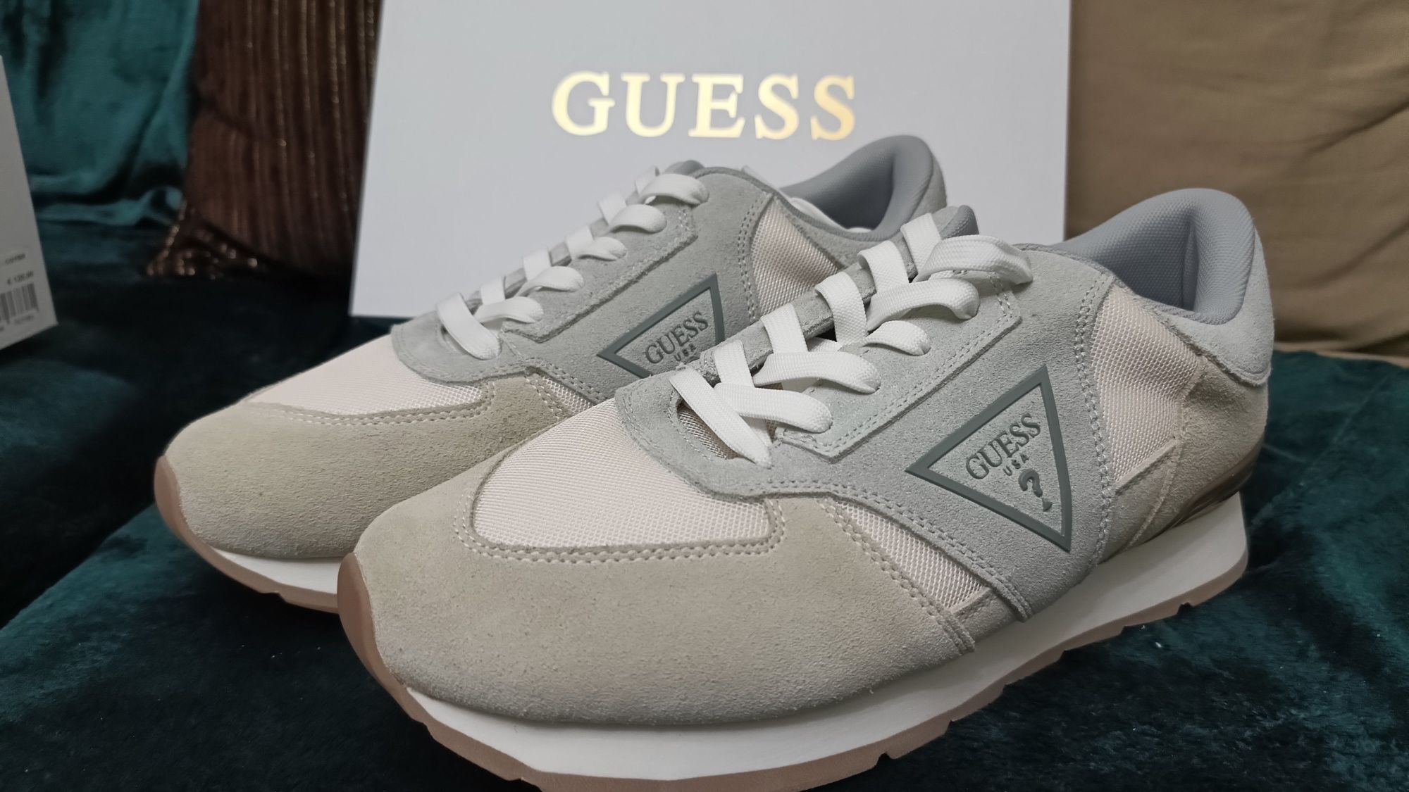 Sapatilhas Guess.
