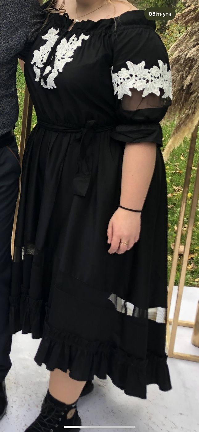 Хлопкова сукня чорного кольору з білим орнаметром