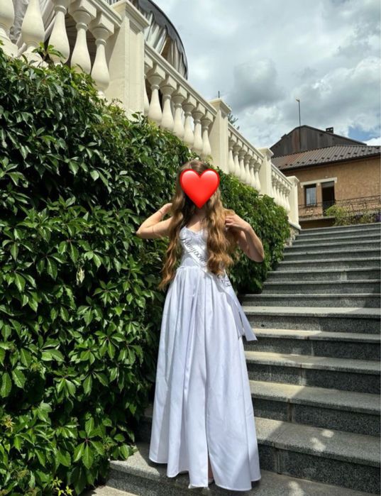 Випускна біла сукня