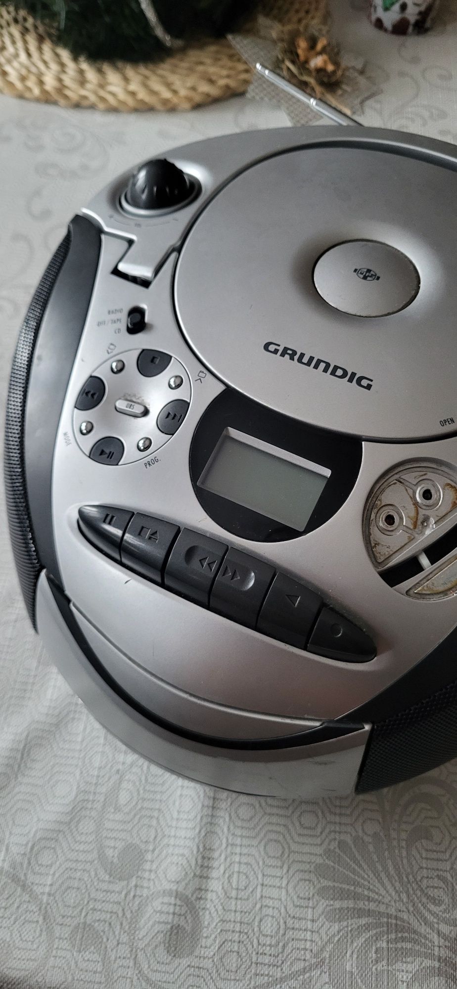 Stary radioodtwarzacz Grundig RRCD 2700 MP3