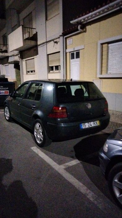 Vendo meu golf 2001 edição 25 anos estou a rertona ao meu país