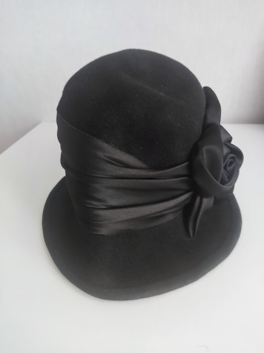 Сучасна жіноча  шляпка сірого кольору та чорна фетрова р.60