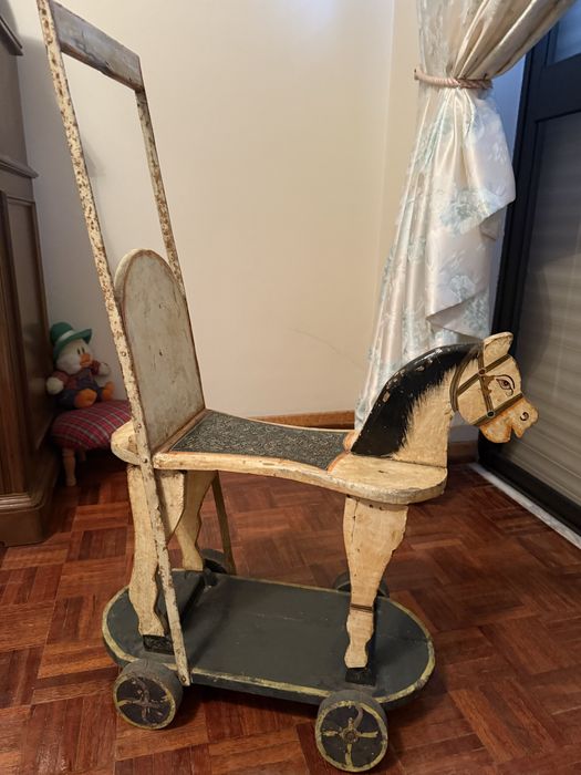 Cavalo de madeira antigo com rodas – brinquedo vintage de coleção