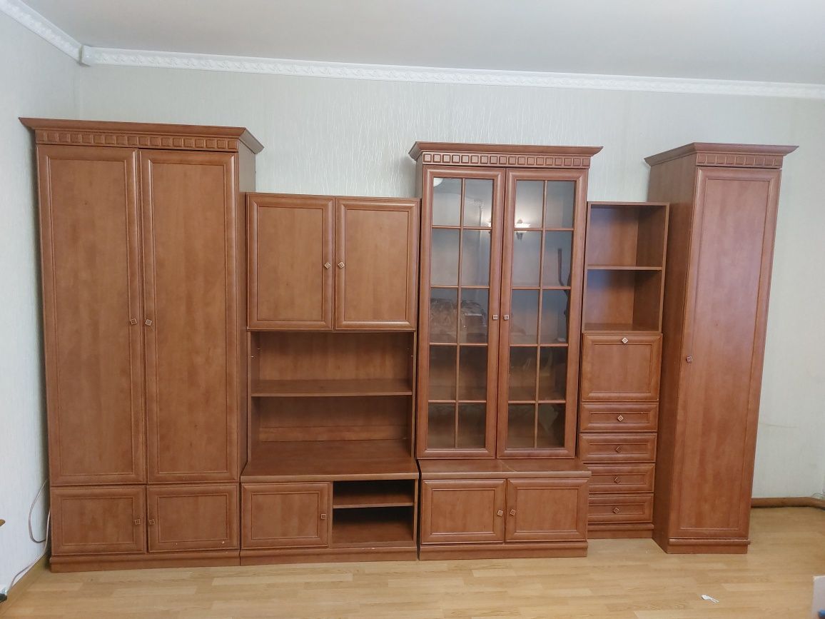 Продаю стенку 2010года ширіна 3.67м.висота 2.17м. Ціна 4500 грв.