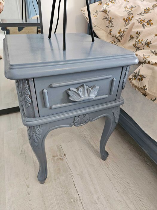 Drewniane łóżko i szafki nocne