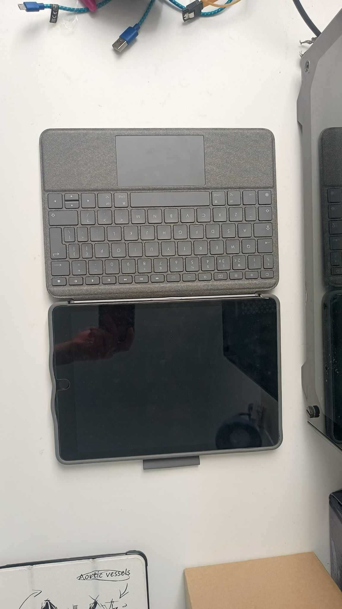 Etui z odłączaną klawiaturą touchpad do iPada (7/8/9 gen) combo touch