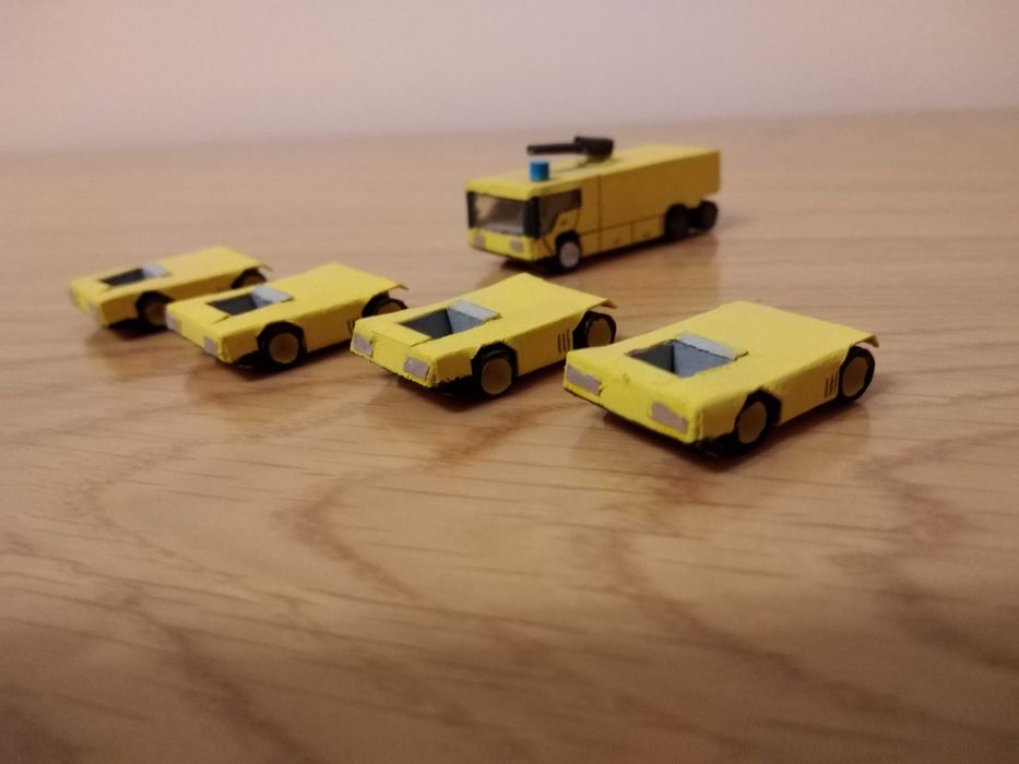 Conjunto de veículos de apoio a aeroporto em papel