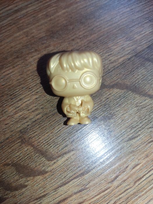 Золота колекційна фігурка Гаррі Поттера