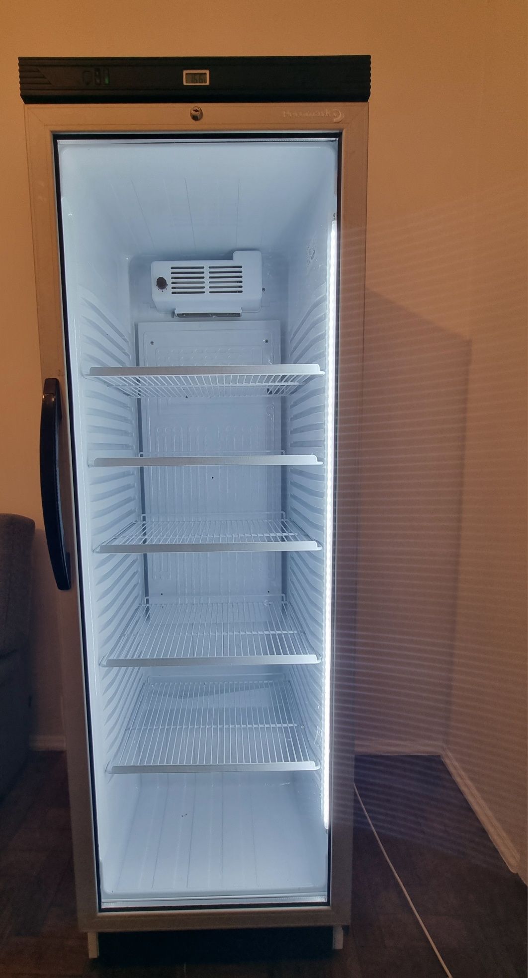 Frigorífico com porta de vidro