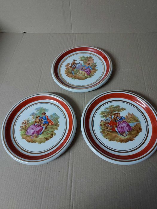 Prato com Figuras – Cerâmica Decorativa Azul e Rosa