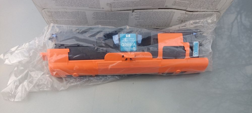 Тонер-картридж HP Q3961A Cyan. 
Колі