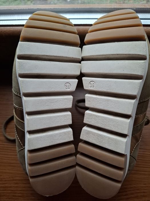 Кросівкиі Tamaris р.39