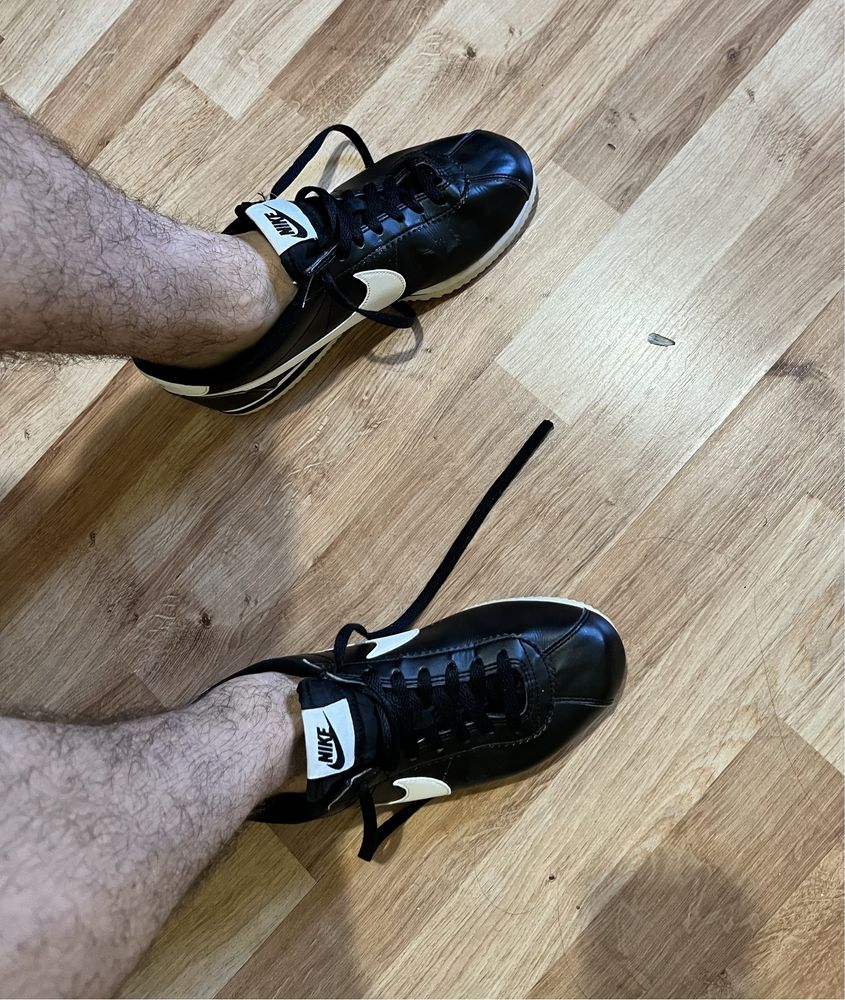 Czarne buty Nike Cortez.