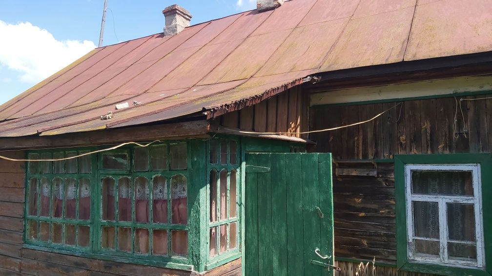 Будинок у ліса, блакитні озера.