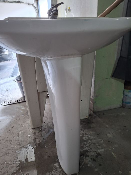 Lavatorio com pé de casa de banho