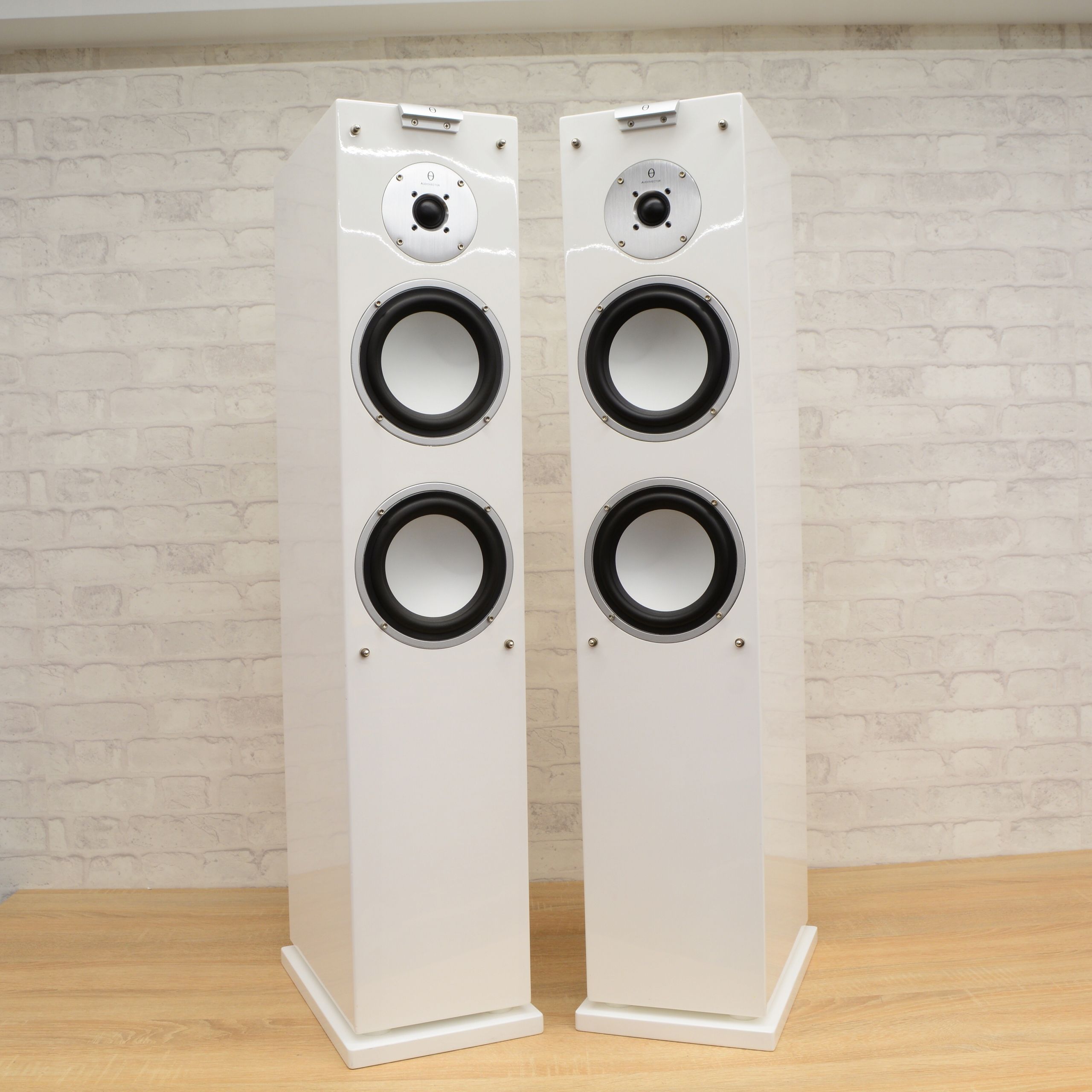 Białe kolumny Głośnikowe podłogowe stereo Audiovector X3 Super