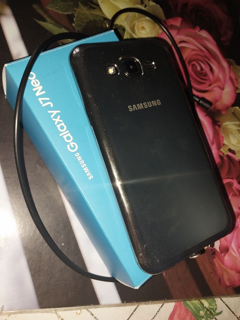 Продам телефон Samsung J7 Neo в гарному стані ,+4 нових чохли