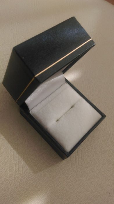 Подарочная коробочка для колец украшений ювелирных изделий.